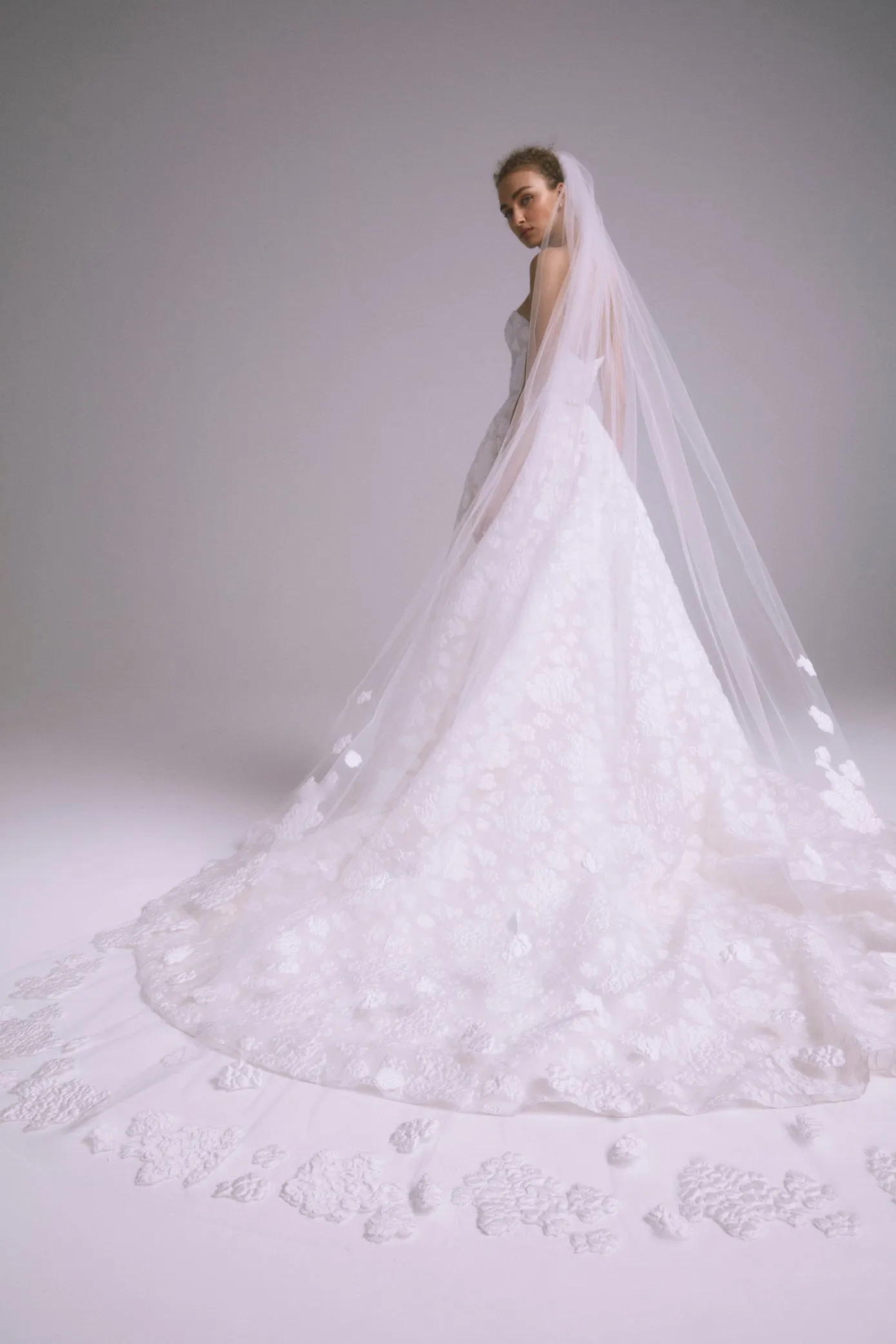 AVA805 - Jacquard Cathedral Veil