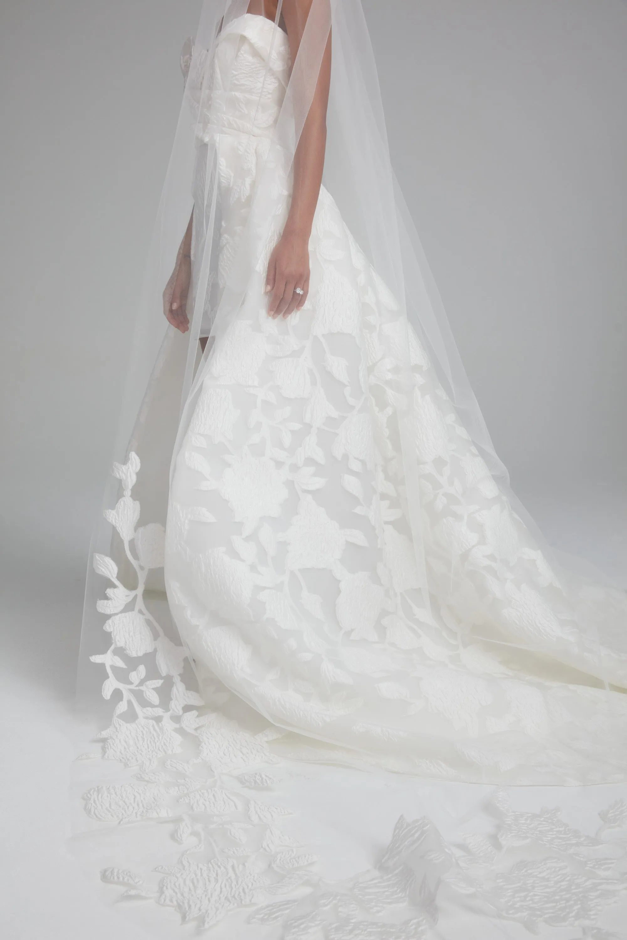 AVM755 - Floral jacquard cathedral veil